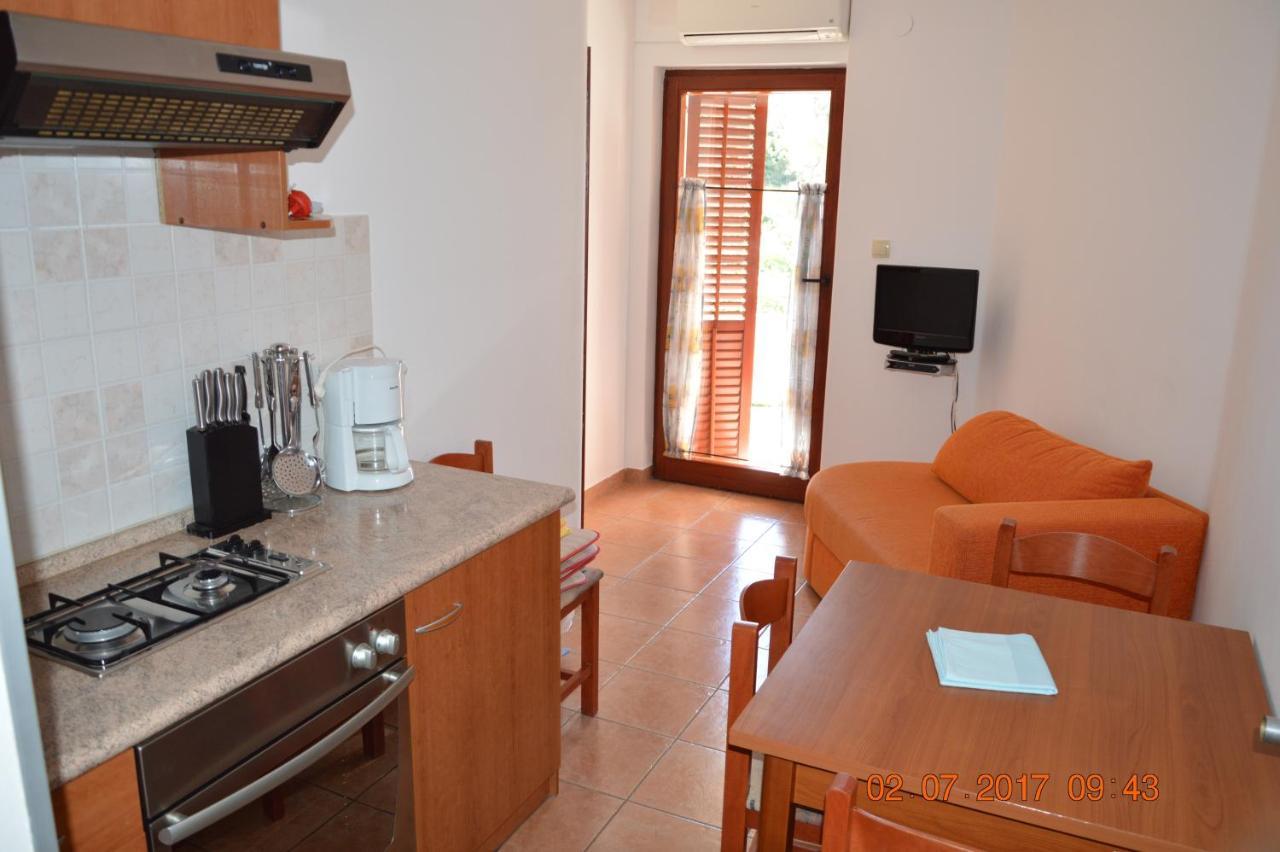 Apartments And Rooms By The Sea Jakisnica, Pag - 4160 Lun  Exterior photo